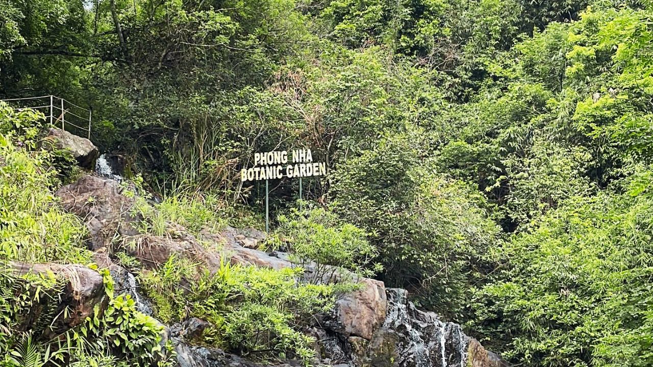 The Botanic Garden and Gio Waterfall