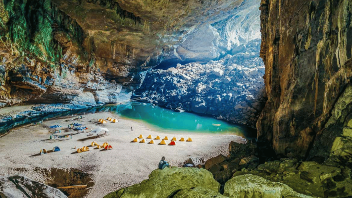 camping at hang en cave