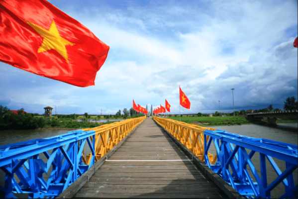 Colorful battle in Hien Luong Bridge