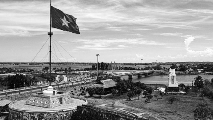 flag battle in Hien Luong Bridge