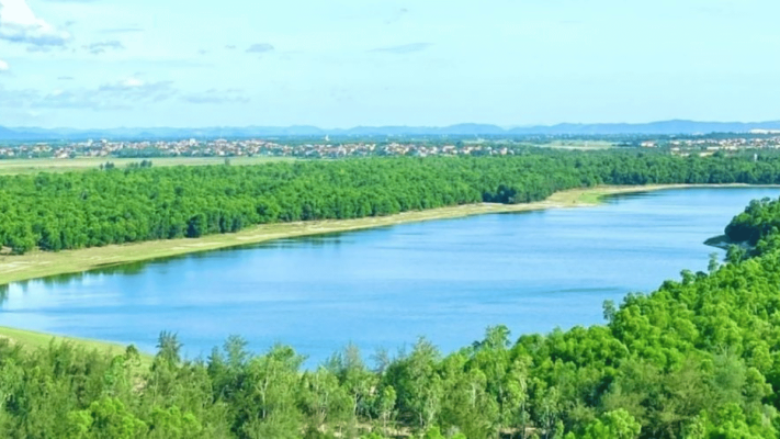 the best things to do in dong hoi - Bau Tro Lake