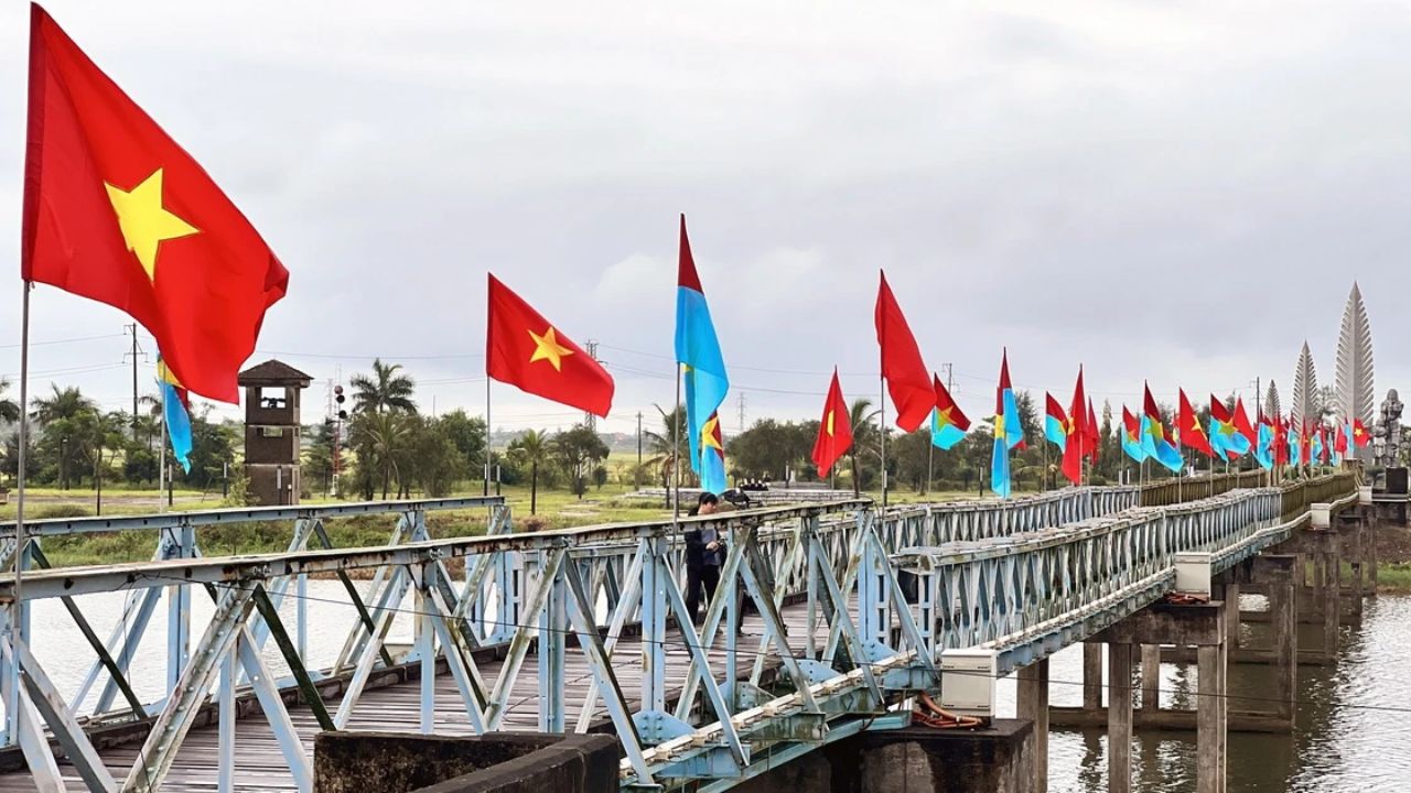 Hien Luong Bridge and Ben Hai river